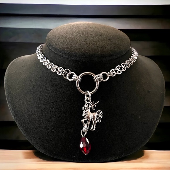 Stainless steel cable chain necklace silver plated unicorn charm & red crystal - Picture 1 of 8
